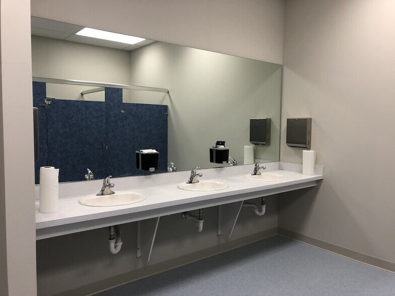 More Photos Of 3135 Lakewood Ranch Blvd, Bradenton Warehouse For Lease