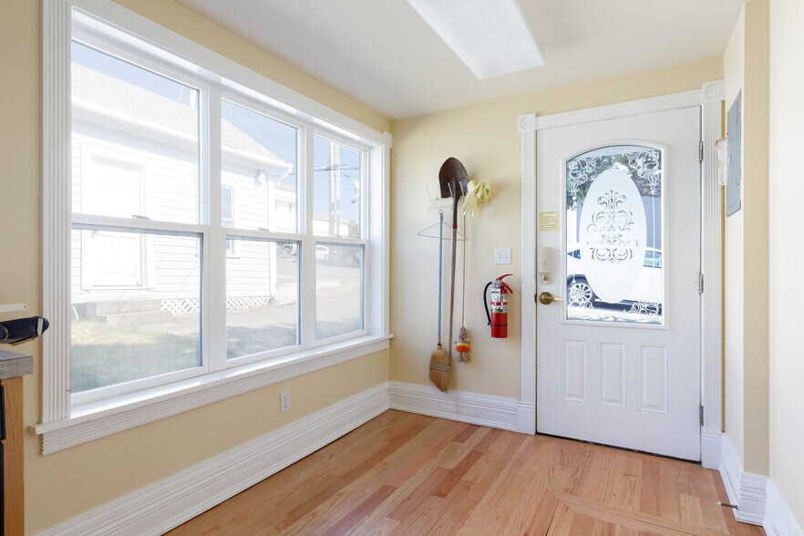 More Photos Of 1199 SE Dock St, Oak Harbor General Retail For Lease
