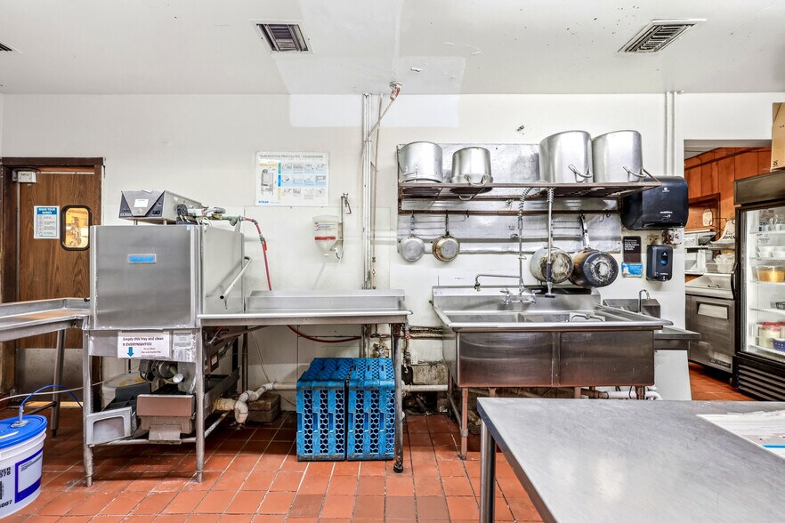 More Photos Of 6745 SE US Hwy 301, Hawthorne Freestanding For Sale