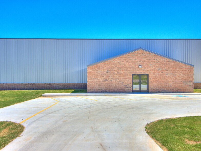 More Photos Of 18608 NE 23rd St, Harrah Light Distribution For Lease