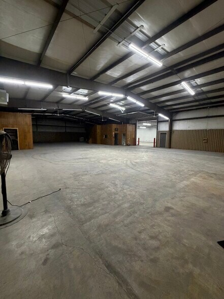 More Photos Of 10934 E 55th Pl, Tulsa Distribution For Lease