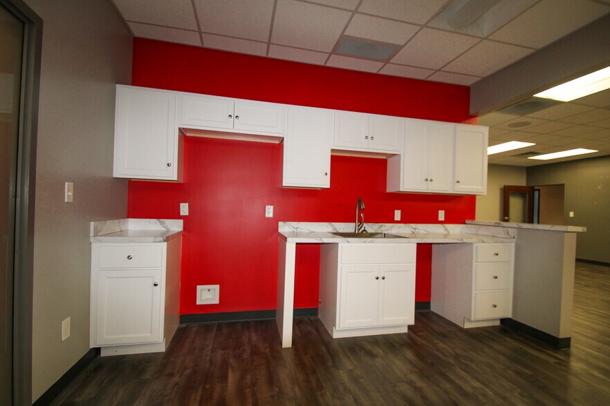 More Photos Of 9911 Shelbyville Rd, Louisville Office For Lease