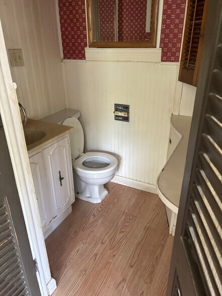 More Photos Of 235 E Western Reserve Rd, Poland Veterinarian Kennel For Sale