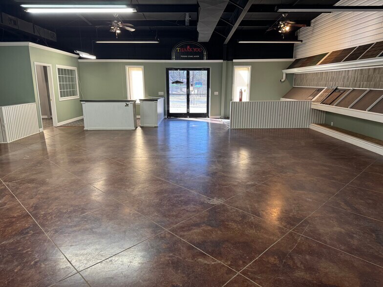 More Photos Of 1721 E Ridgewood Rd, Jasper Light Distribution For Lease