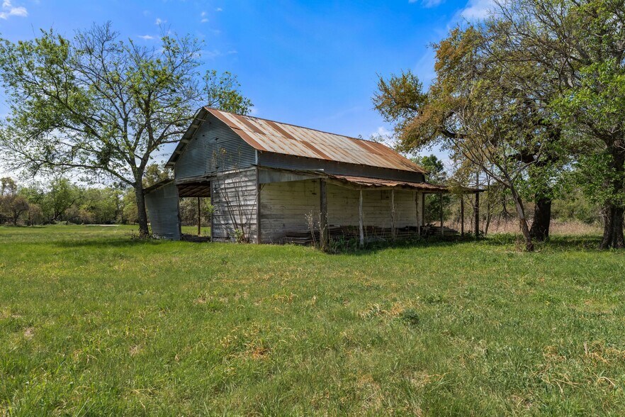 More Photos Of 600 County Road 263, Liberty Hill Specialty For Lease
