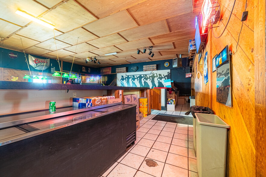 More Photos Of 689 Cedar St, Coshocton Bar For Sale