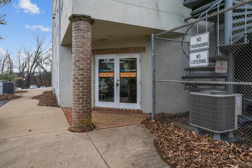 More Photos Of 604 S King St, Leesburg Office For Sale