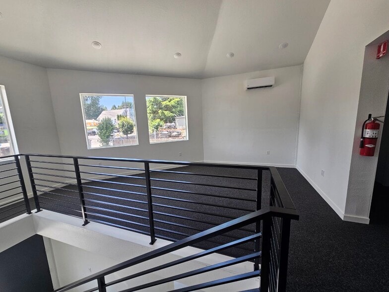 More Photos Of 5833 NE Portland Hwy, Portland Flex For Sale