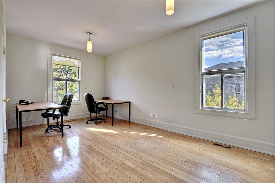 More Photos Of 510-512 Décarie Boul, Saint-Laurent Loft Creative Space For Sale