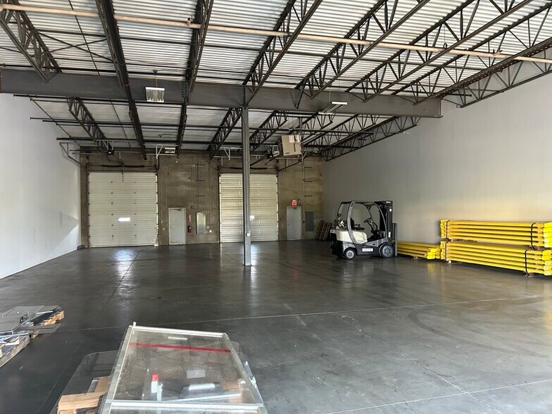 More Photos Of 720 N Heartland Dr, Sugar Grove Warehouse For Lease