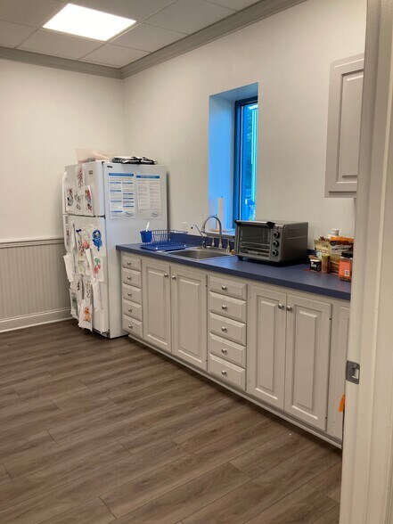 More Photos Of 11 Roadway Dr, Carlisle Light Manufacturing For Sale