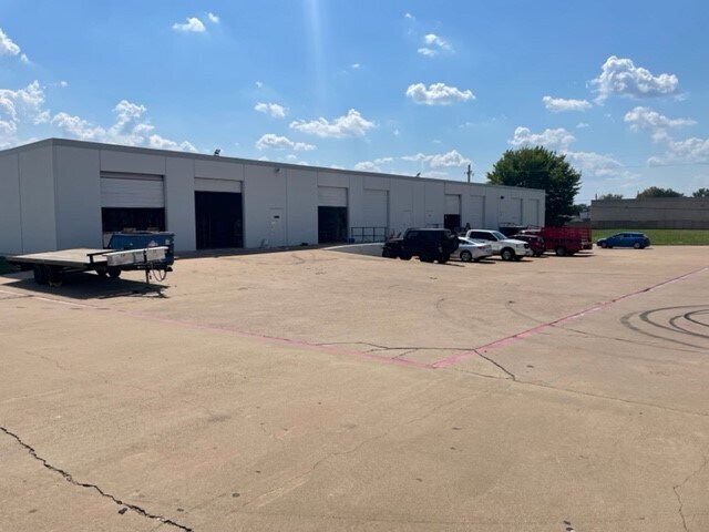 More Photos Of 2801-2807 W Euless Blvd, Euless Showroom For Lease