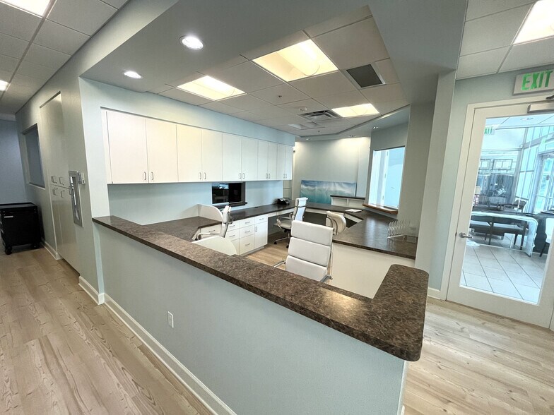 More Photos Of 2068 Hawthorne St, Sarasota Medical For Lease