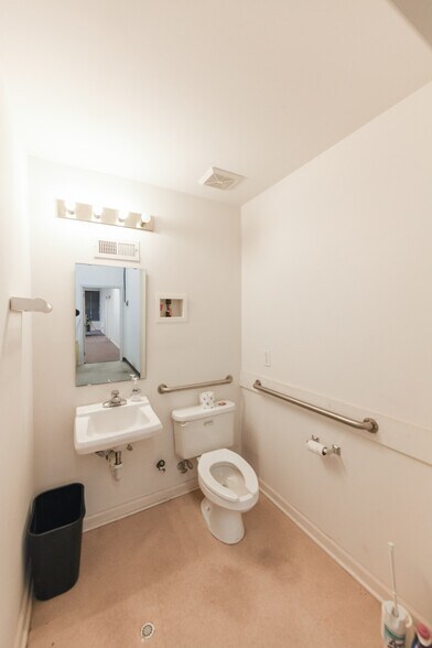More Photos Of 409 Chicago Dr, Fayetteville Flex For Lease