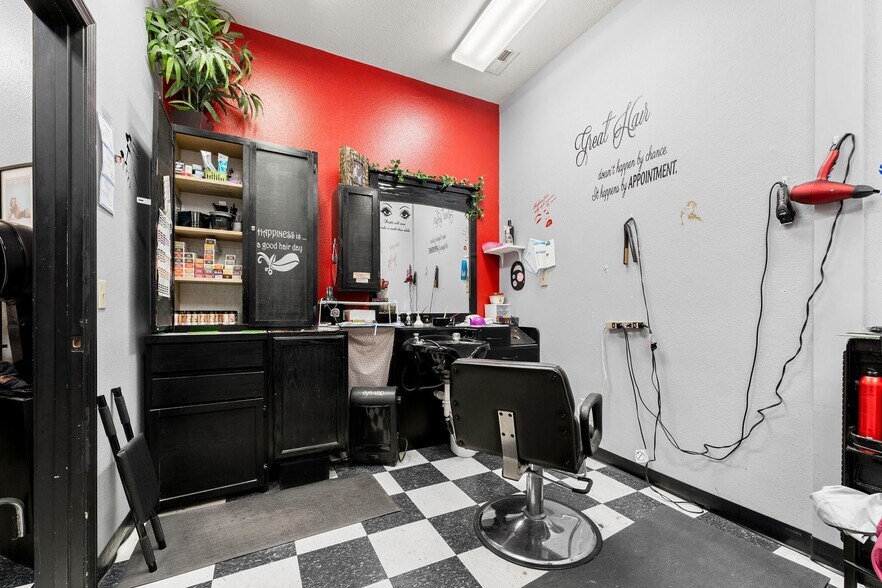 More Photos Of 208 N Main St, Nixa Freestanding For Sale