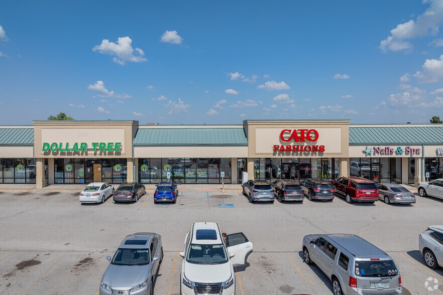 More Photos Of 1300 W Vandament Ave, Yukon Storefront For Lease