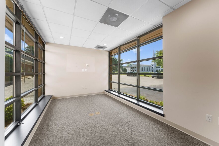 More Photos Of 642 Carpenter Ave, Mooresville Medical For Sale