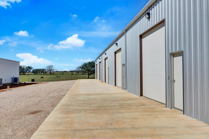 More Photos Of 343 Miracle Mile, Stonewall Warehouse For Lease