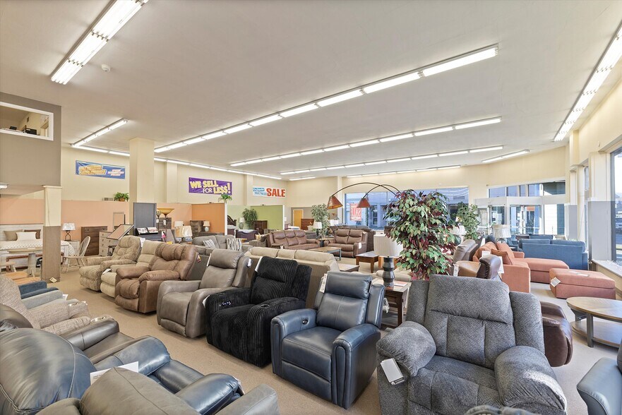 More Photos Of 301 Main Ave, Tillamook General Retail For Sale