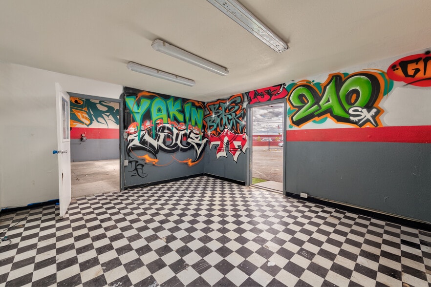 More Photos Of 1765 Athol Ave, Henderson Auto Repair For Sale