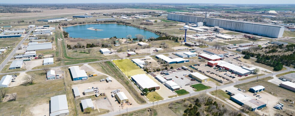 More Photos Of 1302 N Grand St, Hutchinson Flex For Lease