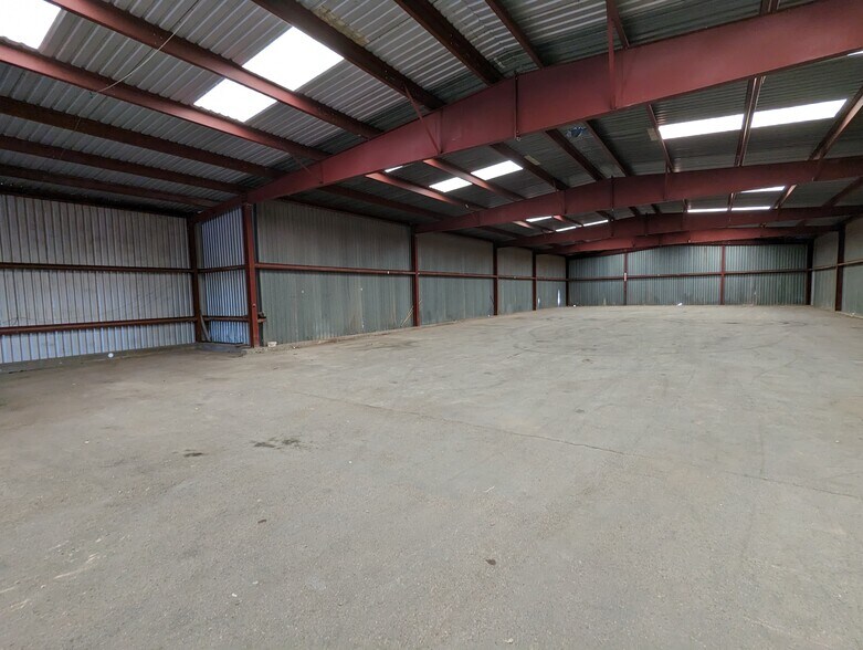 More Photos Of 714 E 2nd St, Odessa Flex For Lease