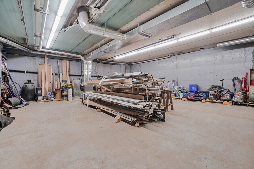 More Photos Of 1335 Boul Sainte-Foy, Longueuil Freestanding For Sale