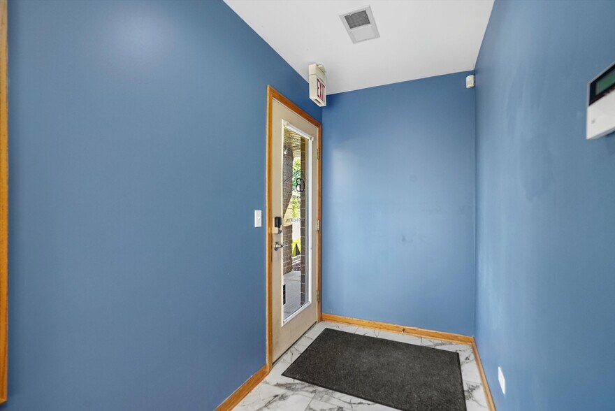More Photos Of 755 McArdle Dr, Crystal Lake Office For Sale
