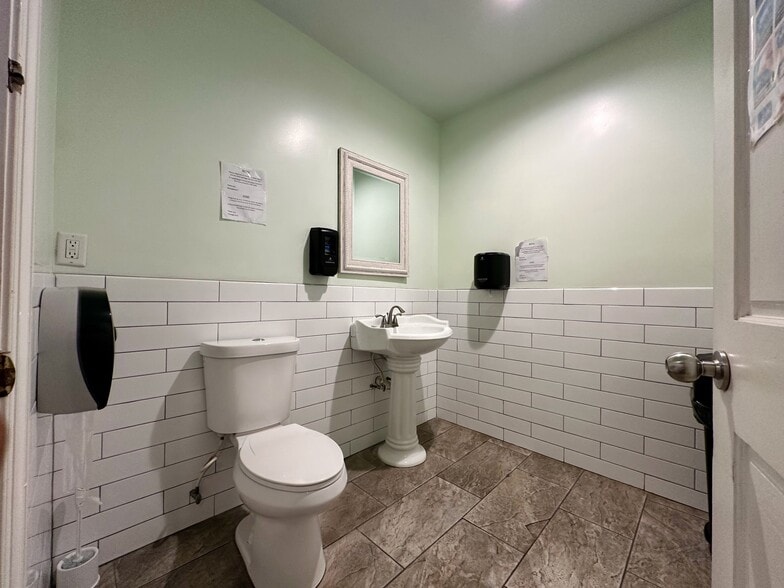 More Photos Of 5806-5810 Bergenline Ave, West New York Unknown For Lease