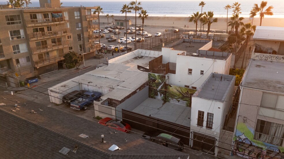 More Photos Of 1915 Ocean Front Walk, Venice Flex For Sale