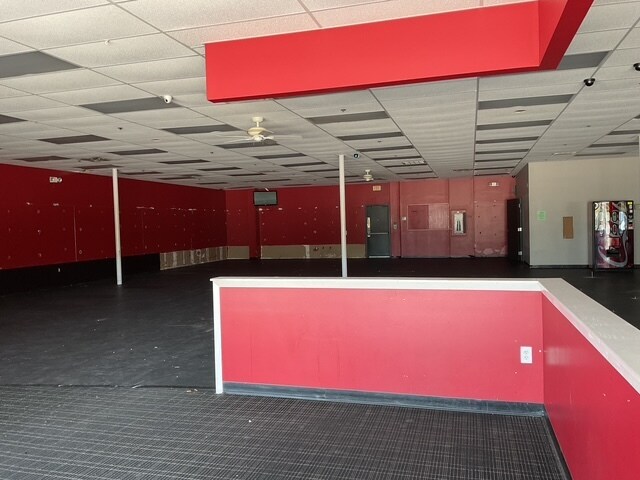 More Photos Of 912 Municipal Dr, Brandon Storefront For Lease