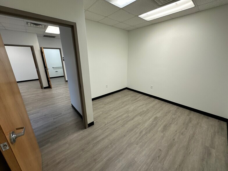 More Photos Of 2910-2930 Maine Ave, Lakeland Distribution For Lease