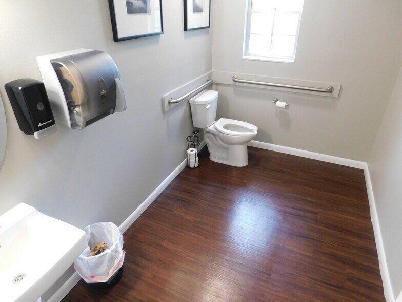 More Photos Of 284 SW Baya Dr, Lake City Office For Sale