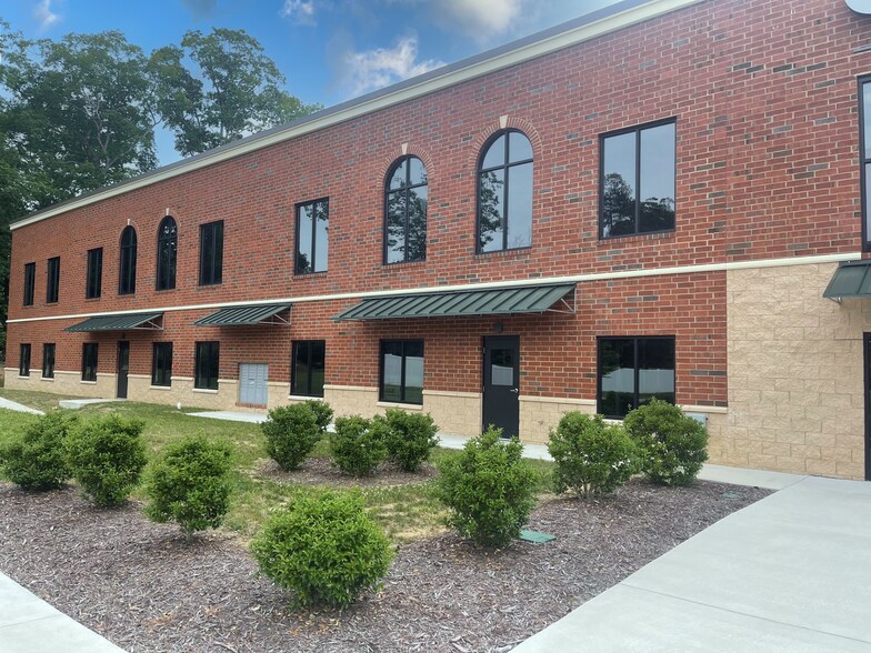 More Photos Of 27 N Courthouse Rd, Richmond Self Storage For Lease