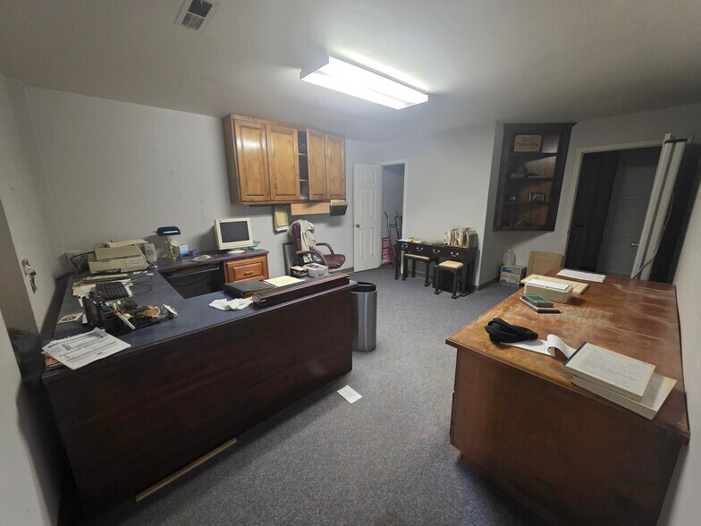 More Photos Of 6604 Windmill Way, Wilmington Industrial For Sale