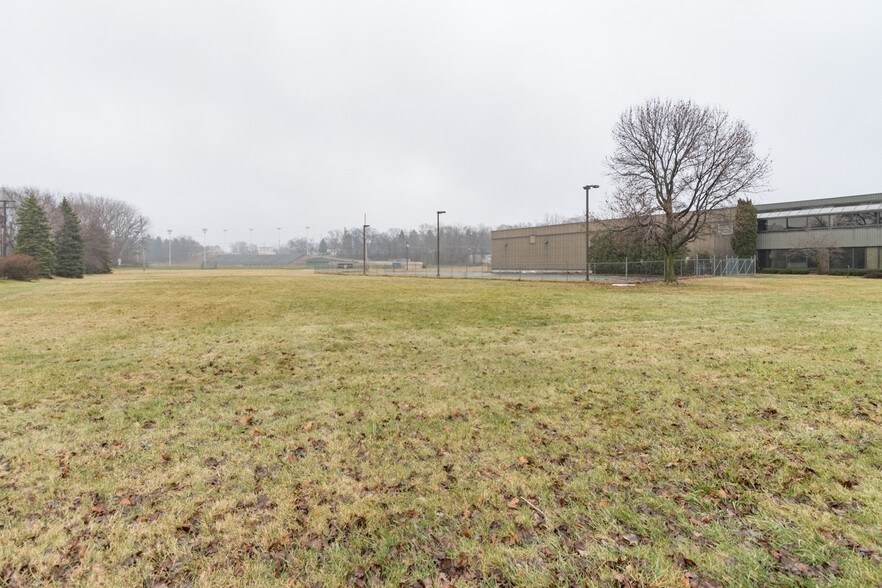 More Photos Of 825 Riverview Dr, Benton Harbor Light Distribution For Sale