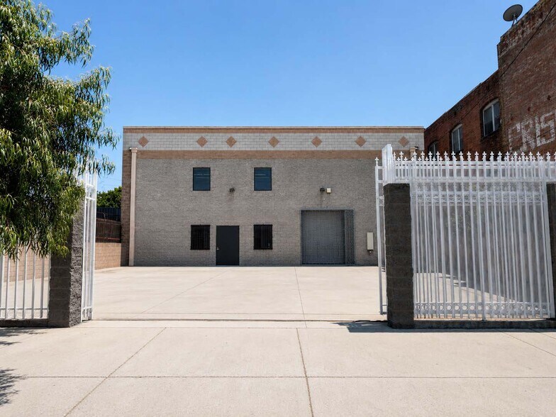 More Photos Of 2120 S Main St, Los Angeles Warehouse For Sale
