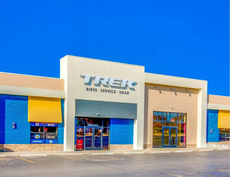 More Photos Of 2525 Iowa St, Lawrence Freestanding For Lease