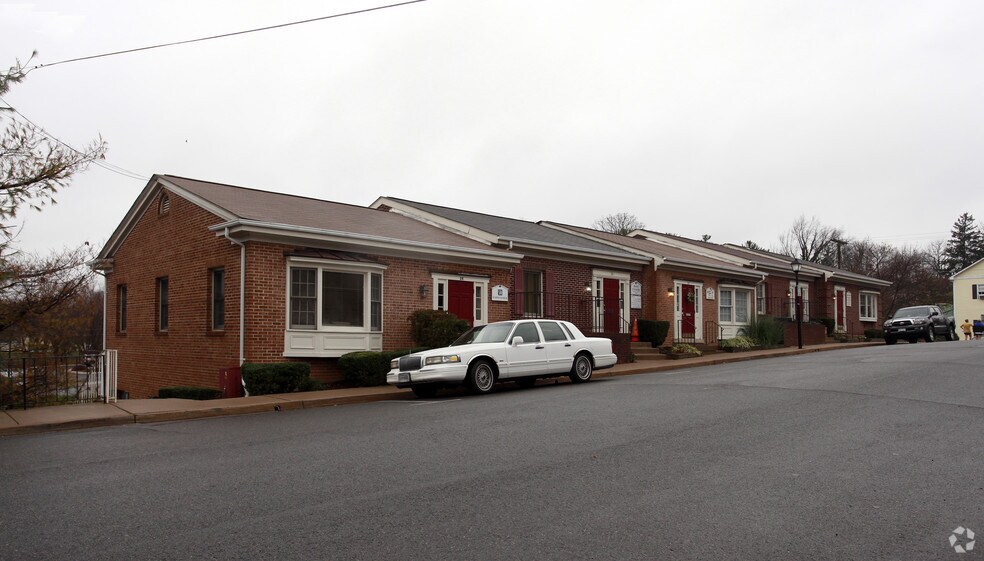 More Photos Of 20 John Marshall St, Warrenton Office For Lease
