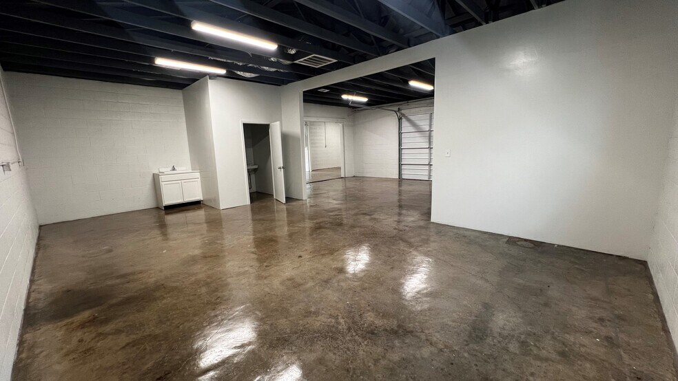 More Photos Of 2702 Manor Way, Dallas Flex For Lease