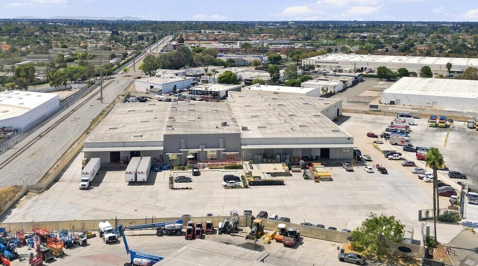 More Photos Of 2610 S Birch St, Santa Ana Warehouse For Lease