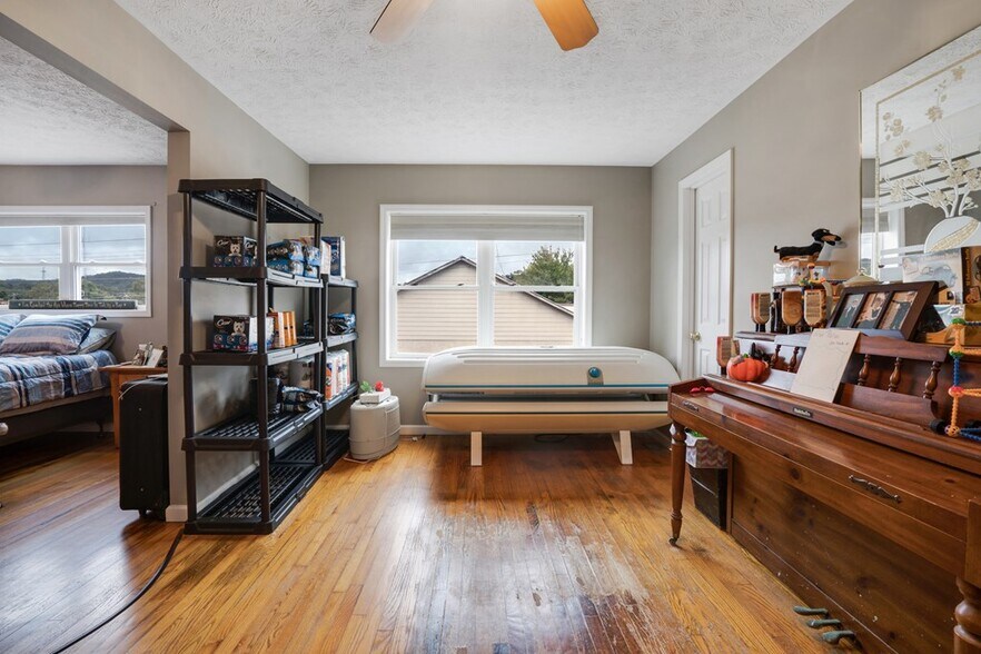 More Photos Of 6 Sanderson St, Hayesville Flex For Sale