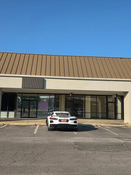 More Photos Of 1300-1336 S York St, Muskogee Storefront For Lease