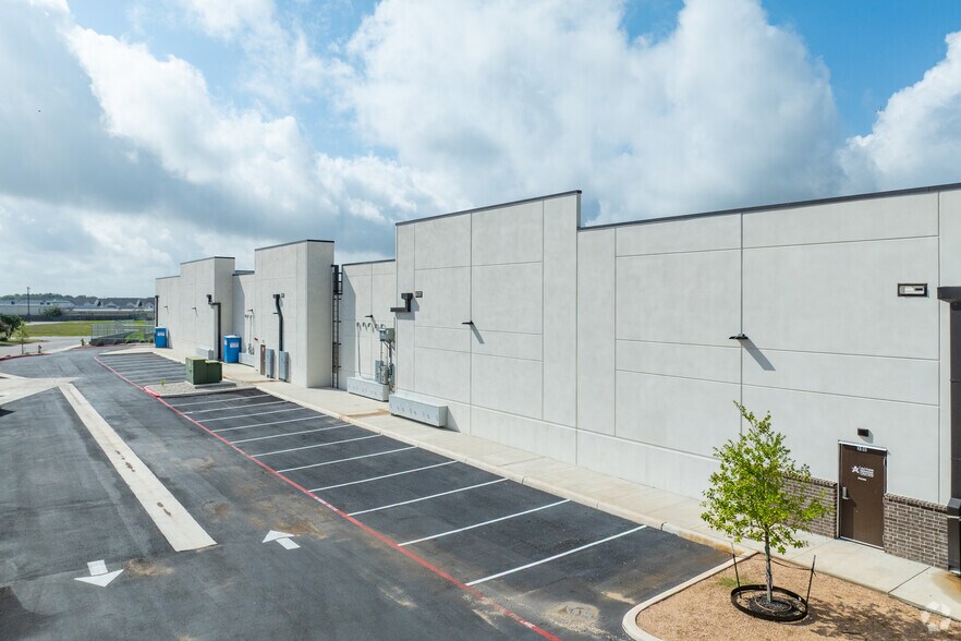 More Photos Of 1037 TX-46, New Braunfels Storefront For Lease