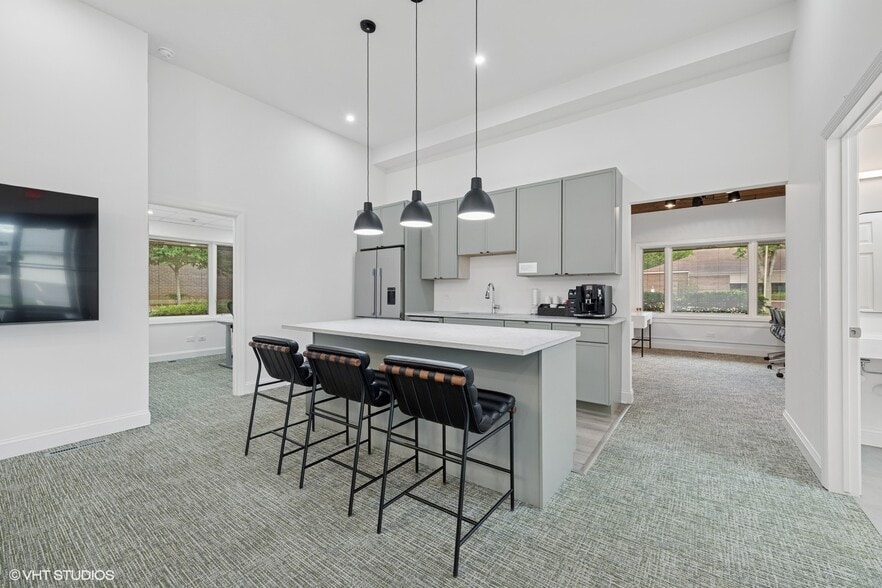 More Photos Of 915 N Milwaukee Ave, Libertyville Office For Sale