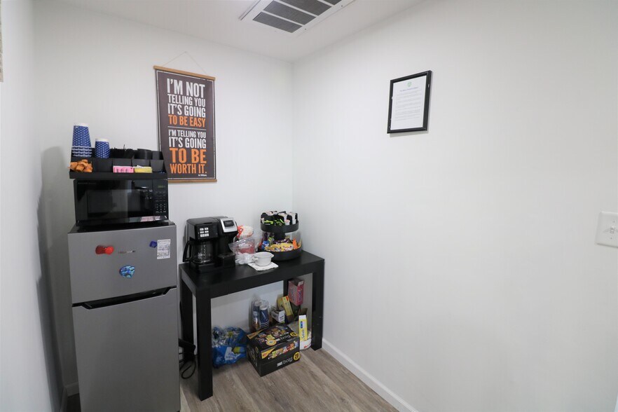 More Photos Of 1010-1090 N Market St, Troy Medical For Lease