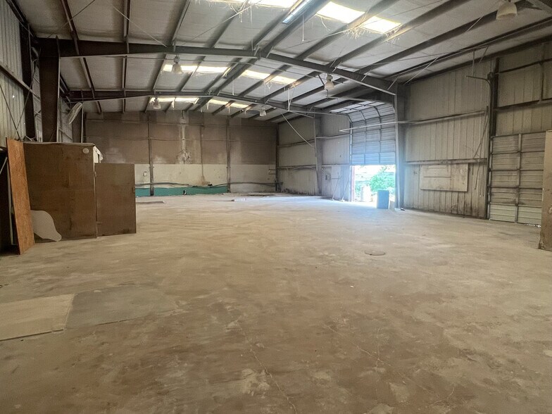 More Photos Of 4739 Don Dr, Dallas Warehouse For Lease
