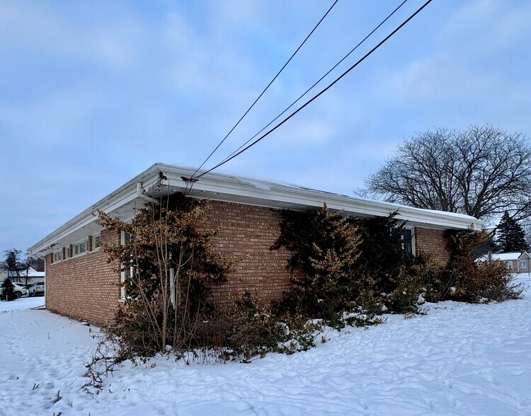 More Photos Of 327 E North St, Owosso Medical For Sale