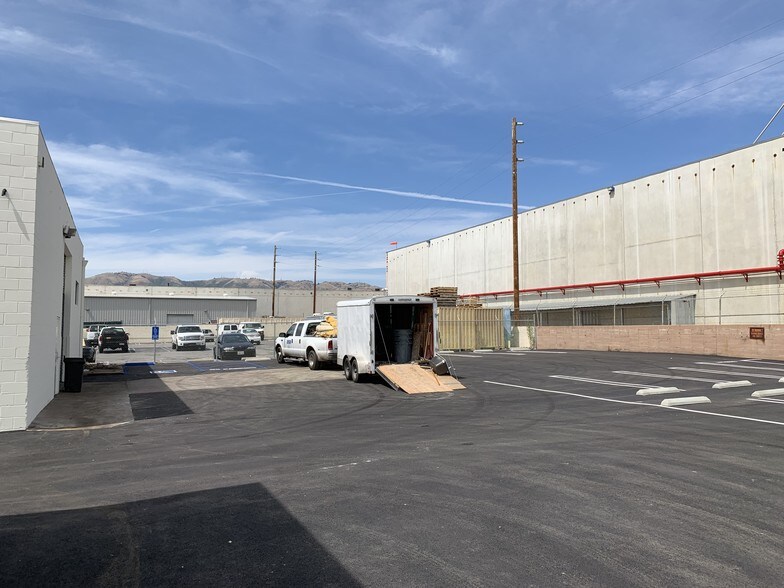 More Photos Of 9560 Owensmouth Ave, Chatsworth Warehouse For Lease