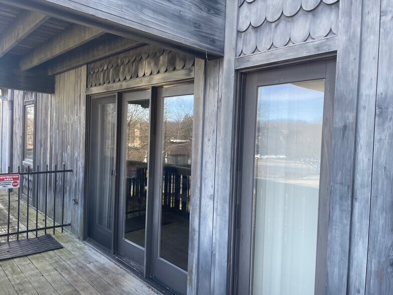 More Photos Of 6138 Riverview Rd, Peninsula Office Residential For Lease